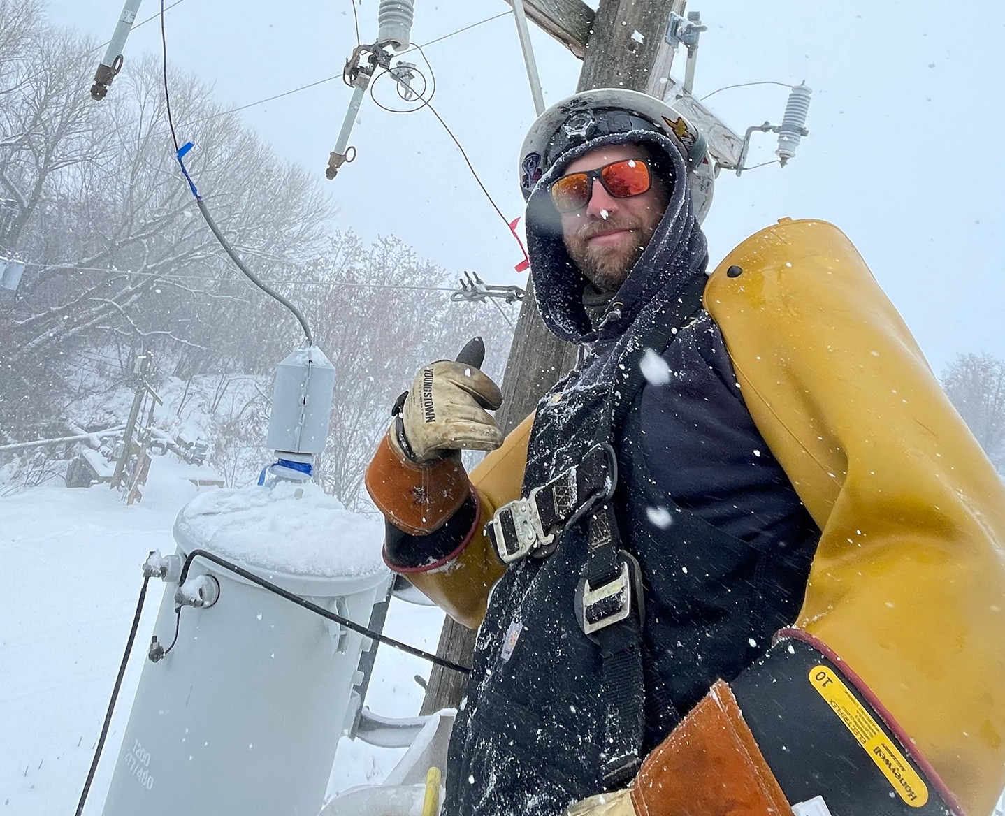 Traveling lineman in the field